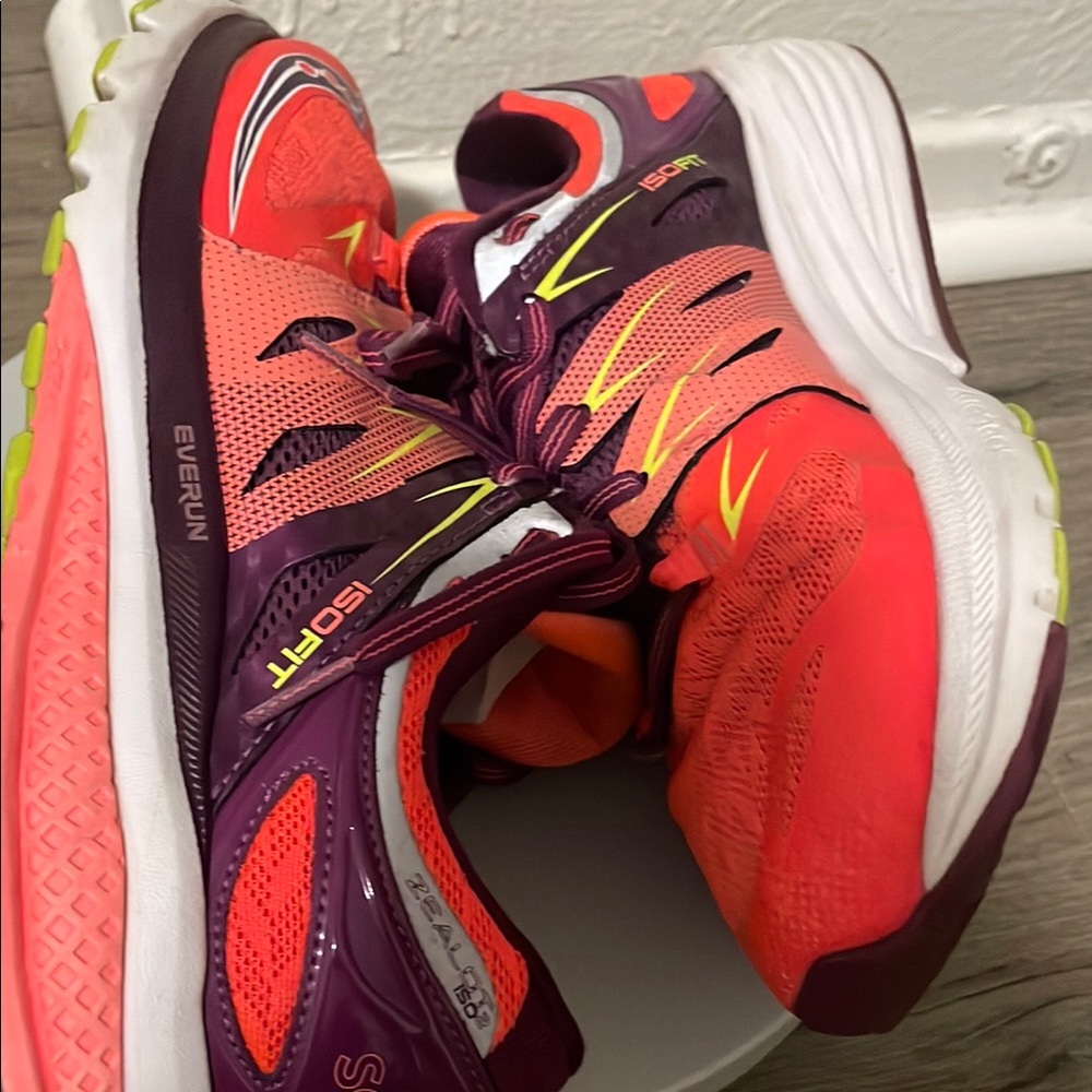 Saucony Pink and Purple Athletic Shoes Vibrant Design - Picture 4 of 7